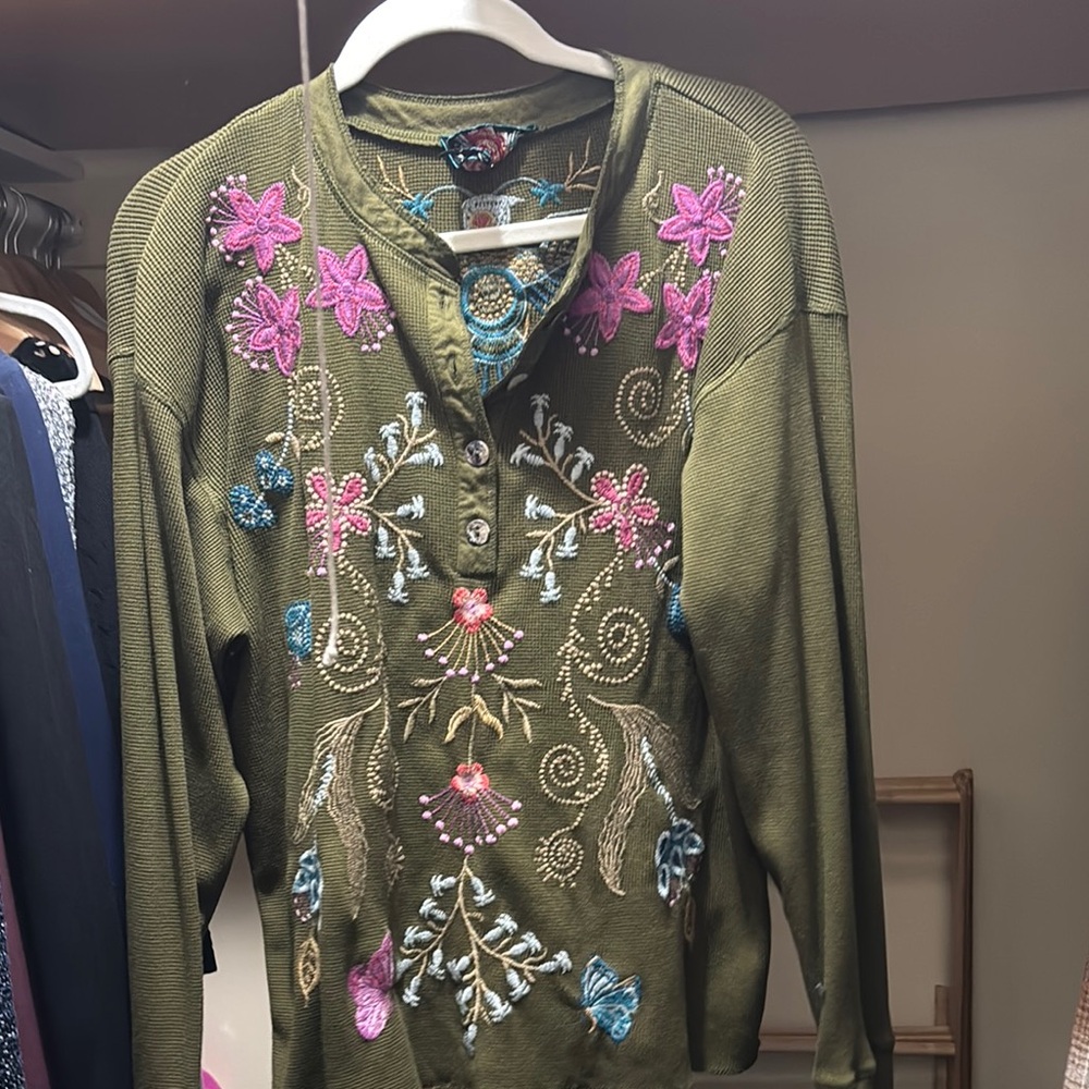 JOHNNY WAS Embroidered Olive Green Sweater with Floral Design